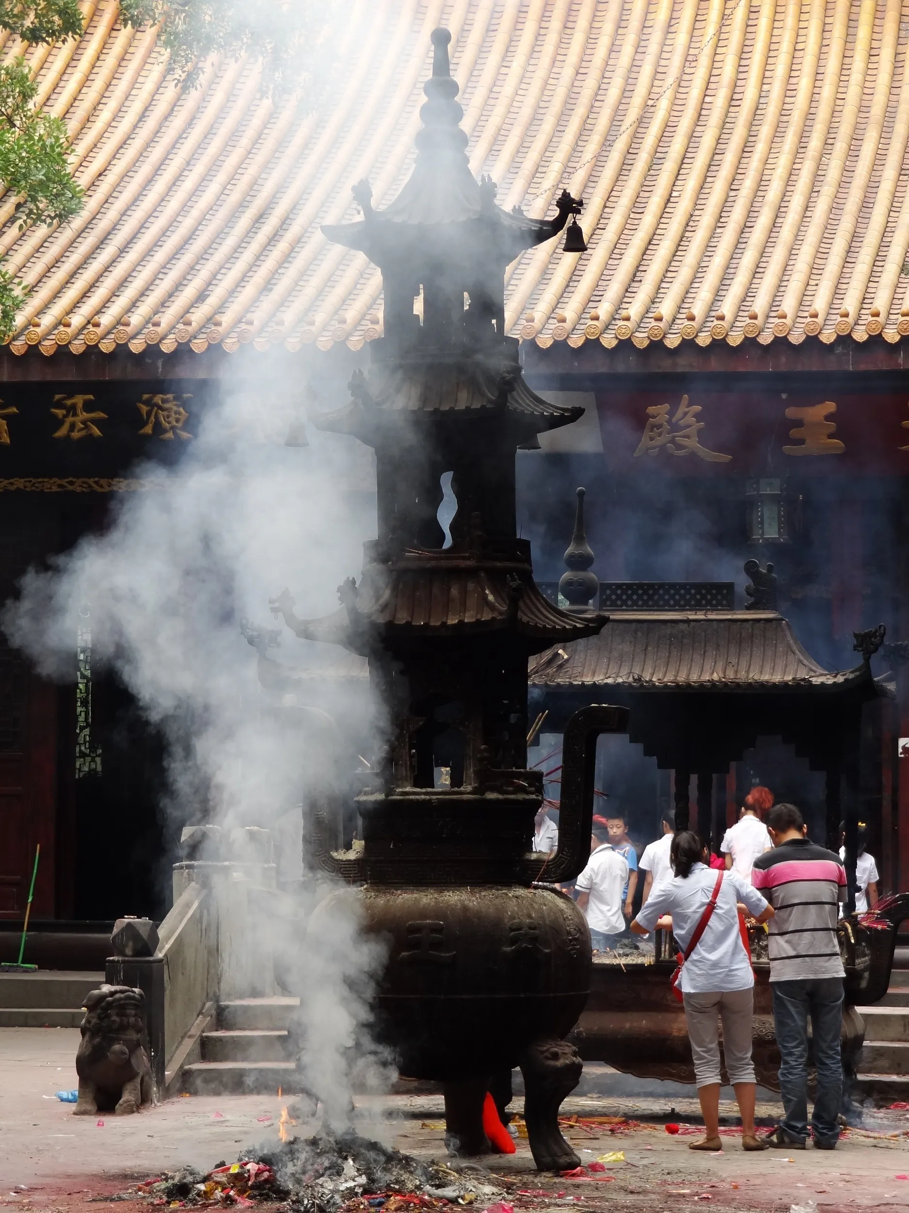 煙が立つお香台