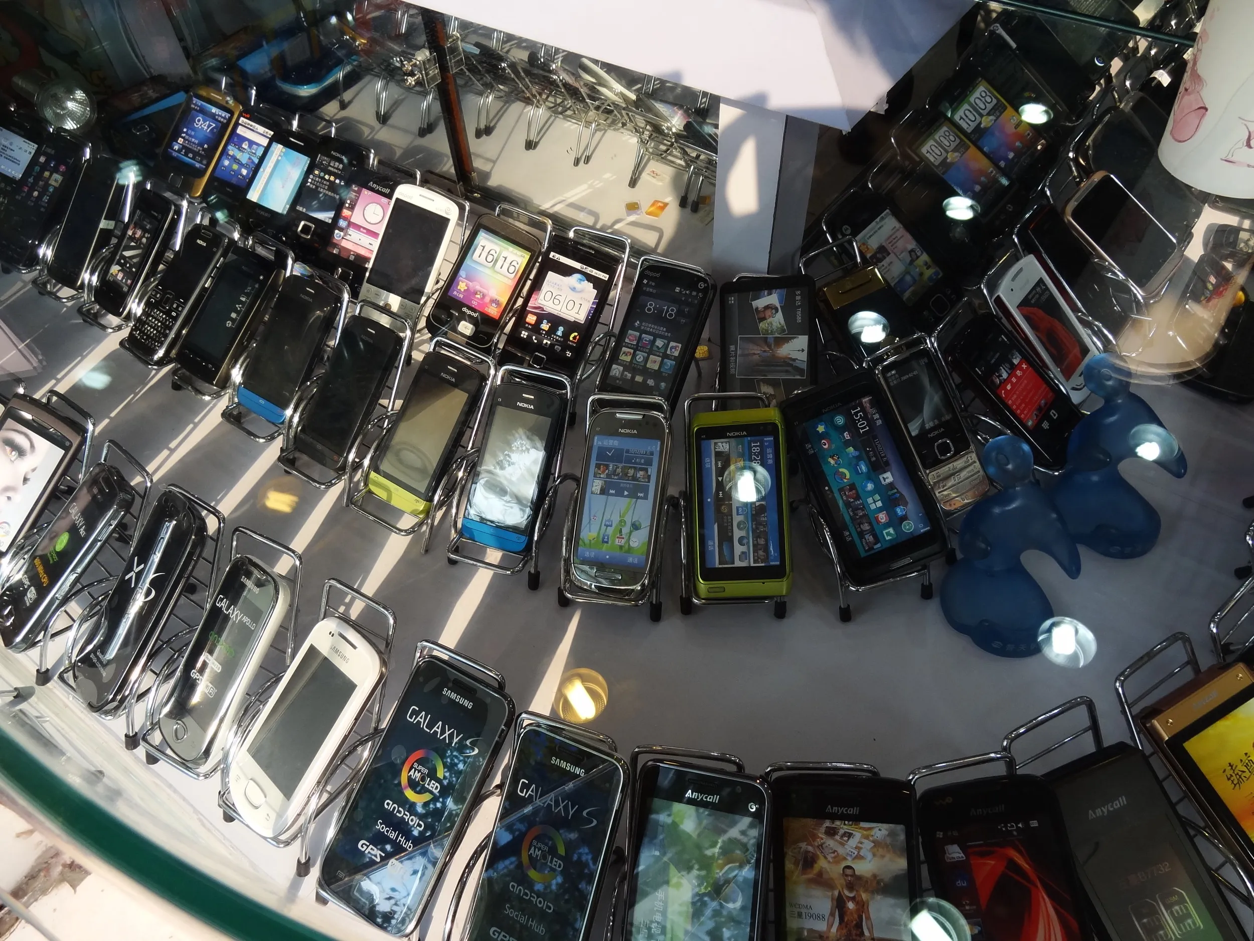 様々な携帯電話が揃う店内