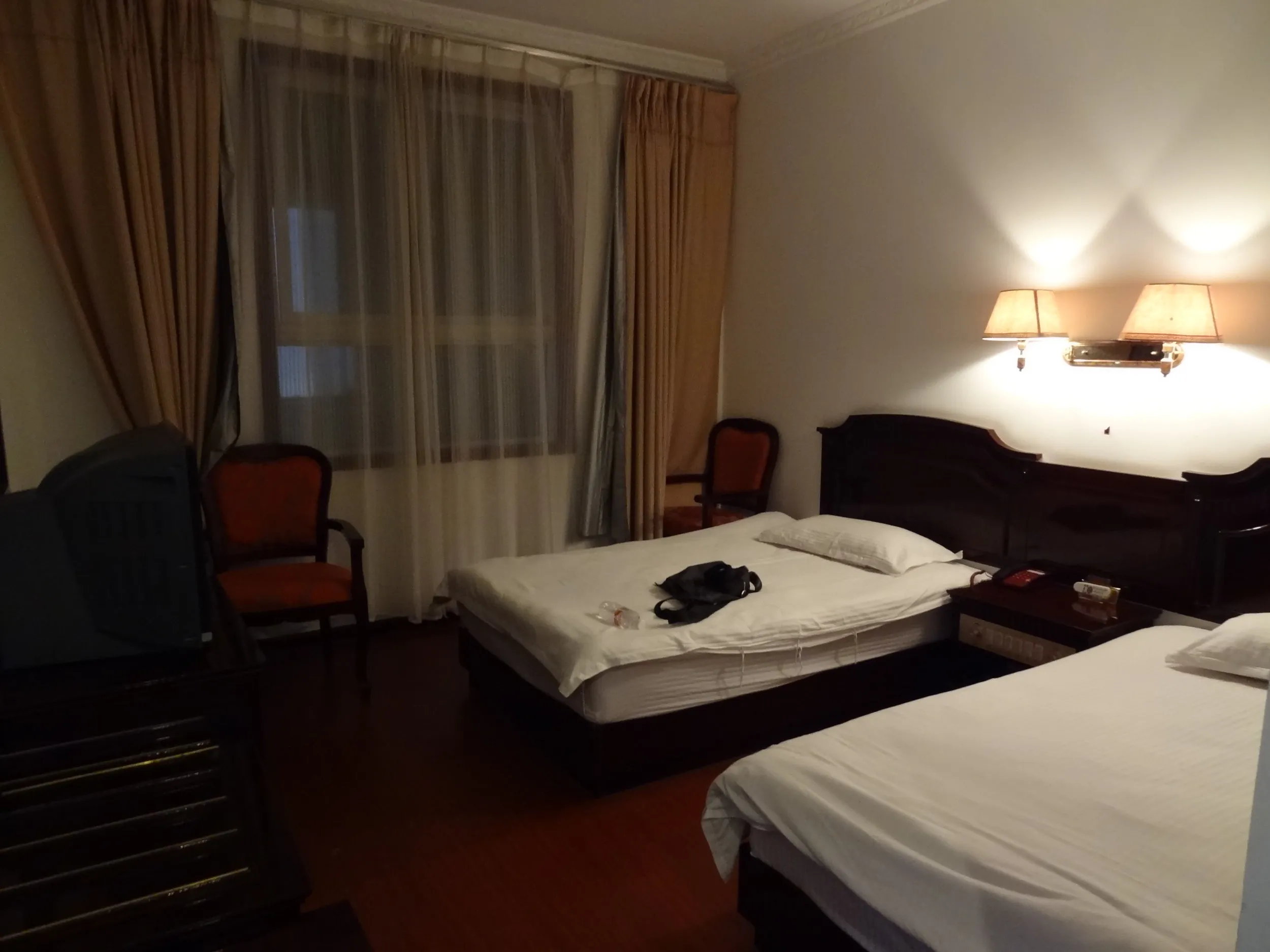 部屋とベッド