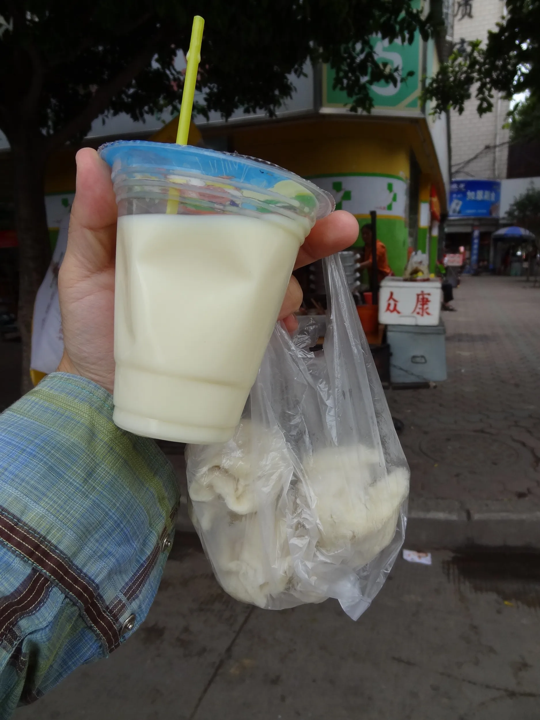 露店で買った豆乳と野菜マン