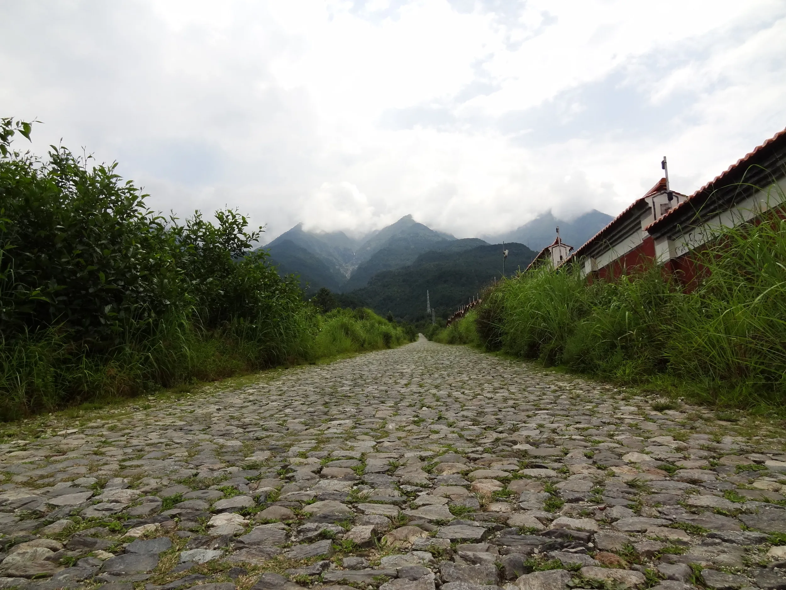 蒼山へと続く石畳の山道