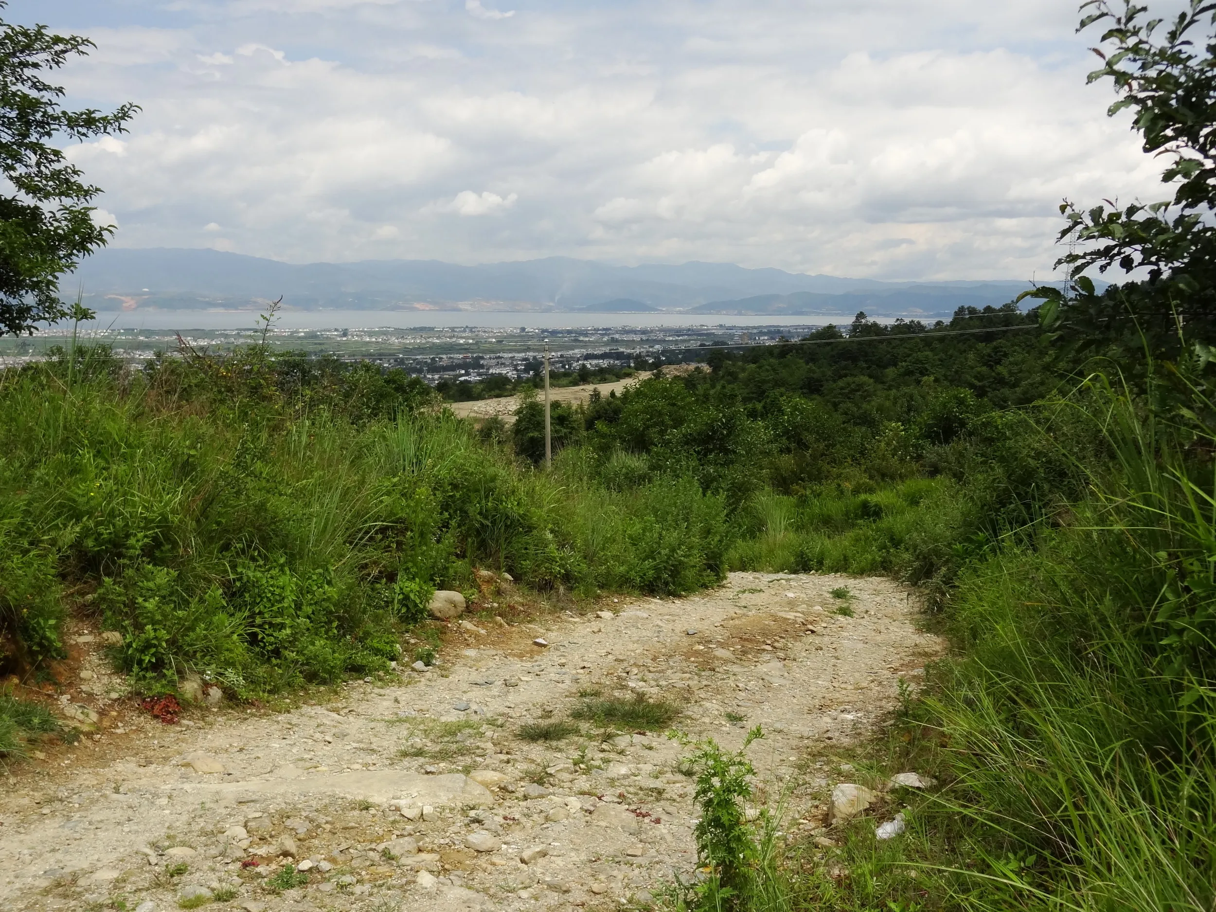未舗装の山道