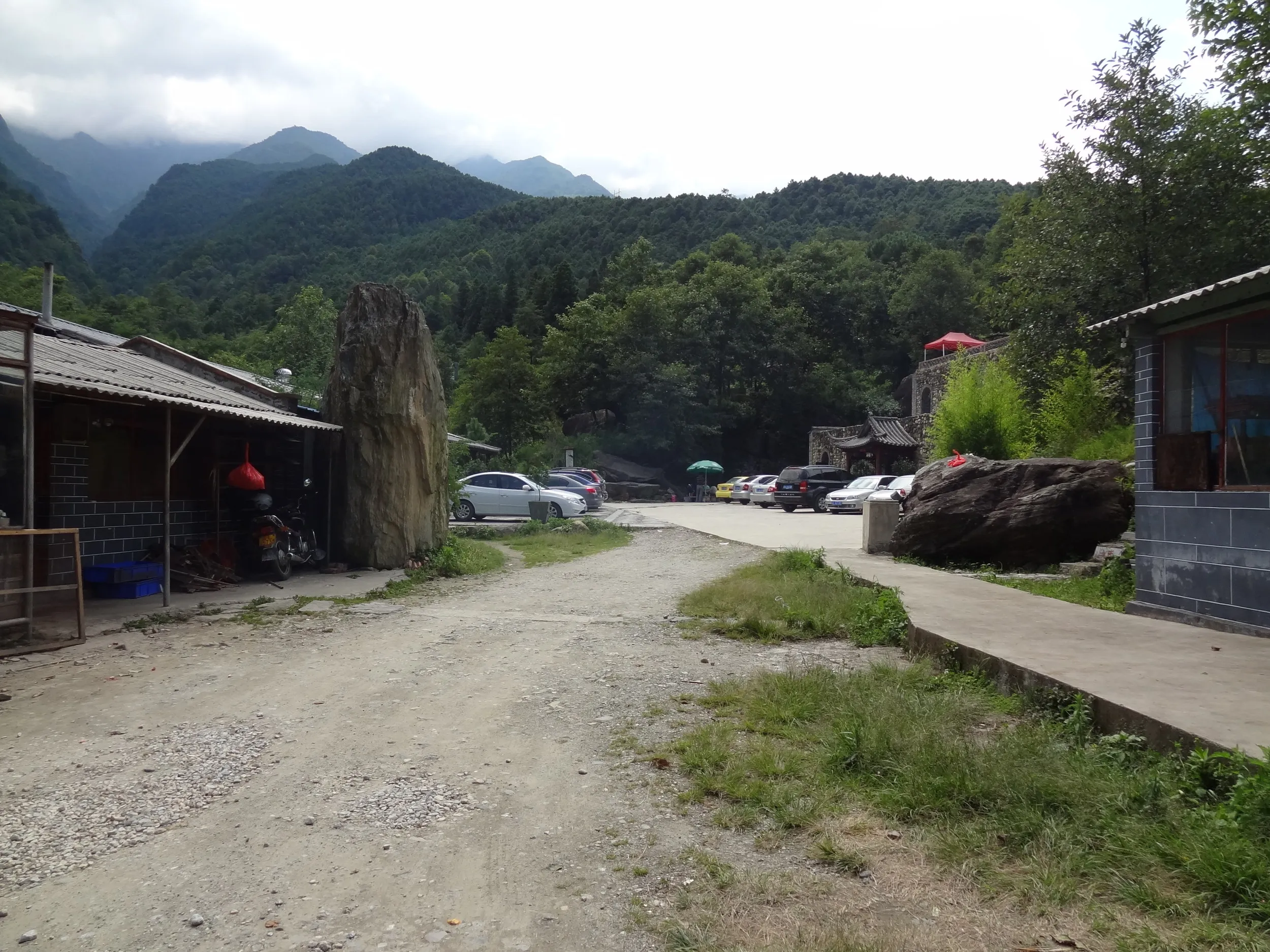 蒼山の桃渓谷の駐車場付近の風景
