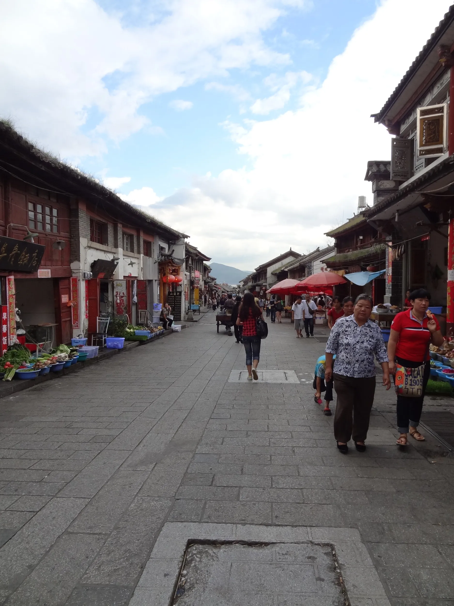 大理古城の玉洱路沿いの商店街の風景