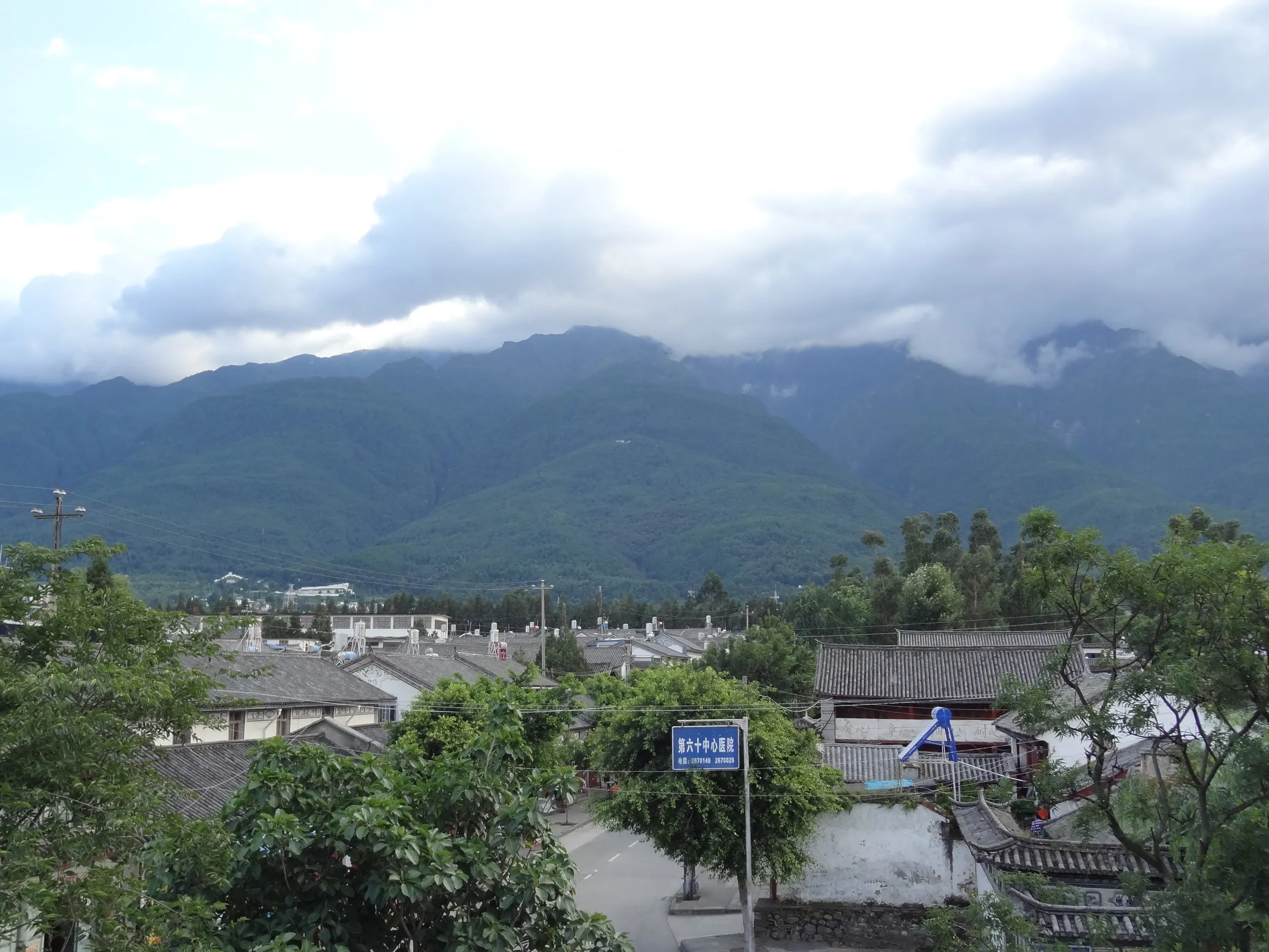 大理古城の大理北古楼から見た蒼山の風景
