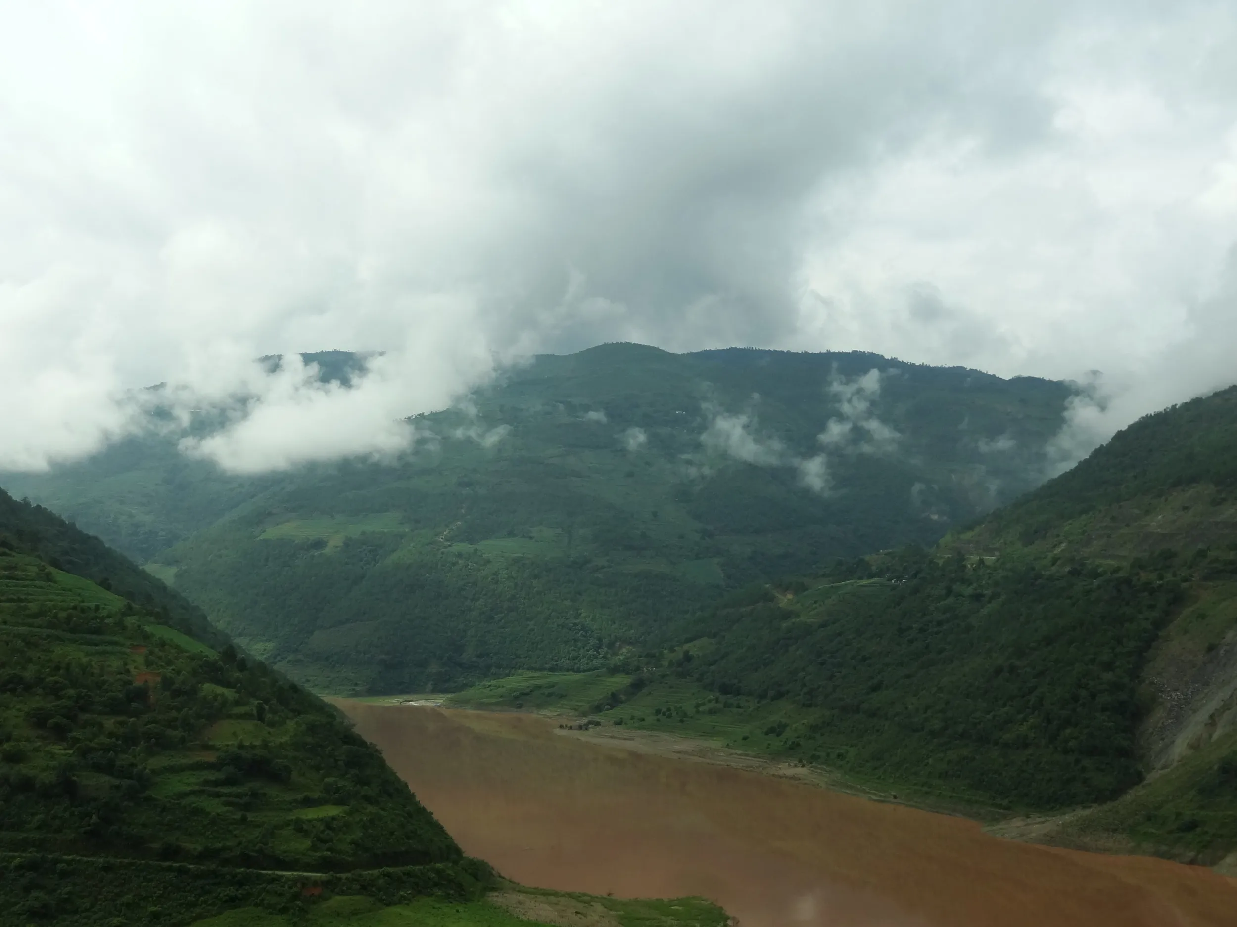 漾濞江と山