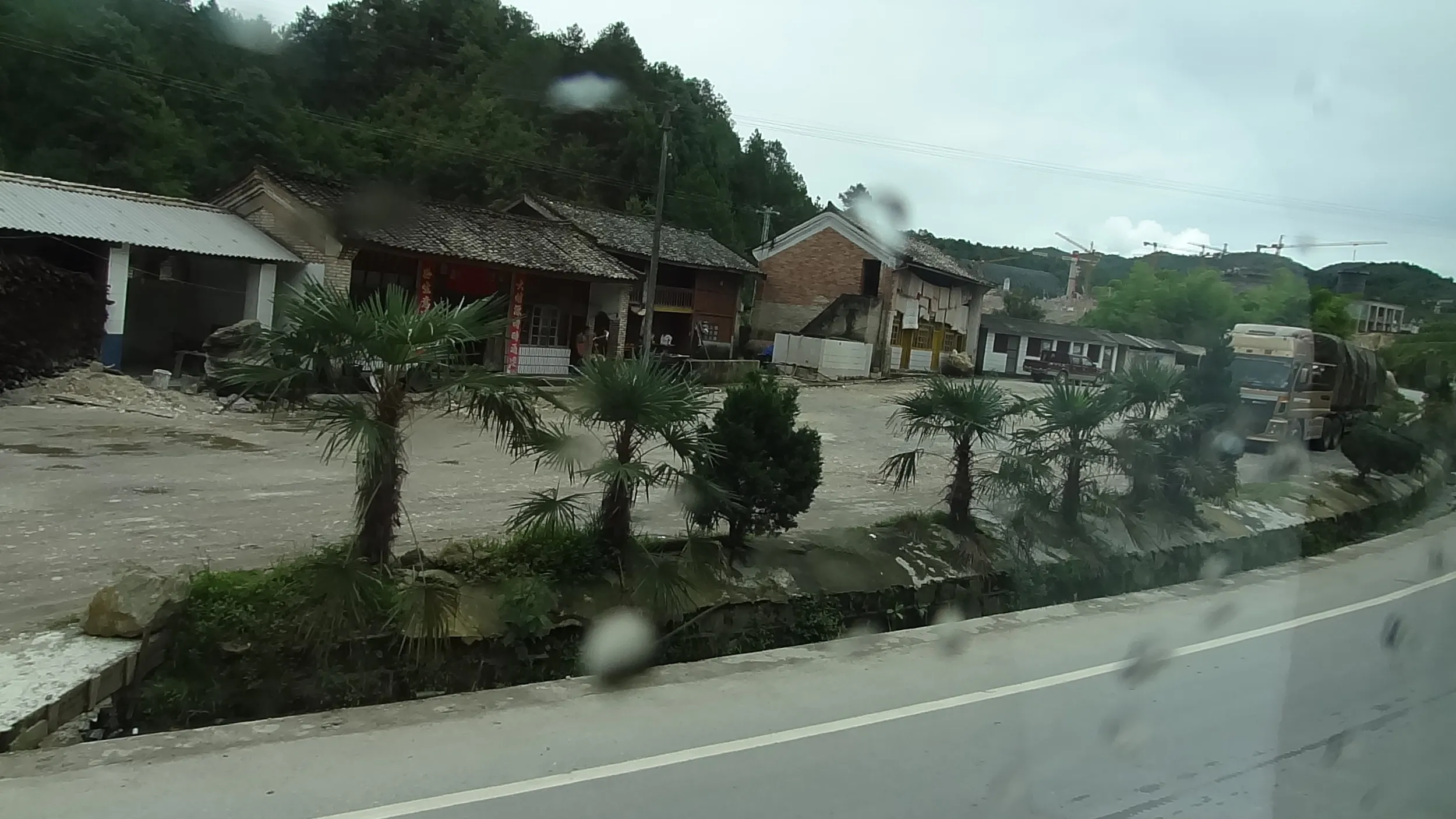 スコールが降る車窓風景