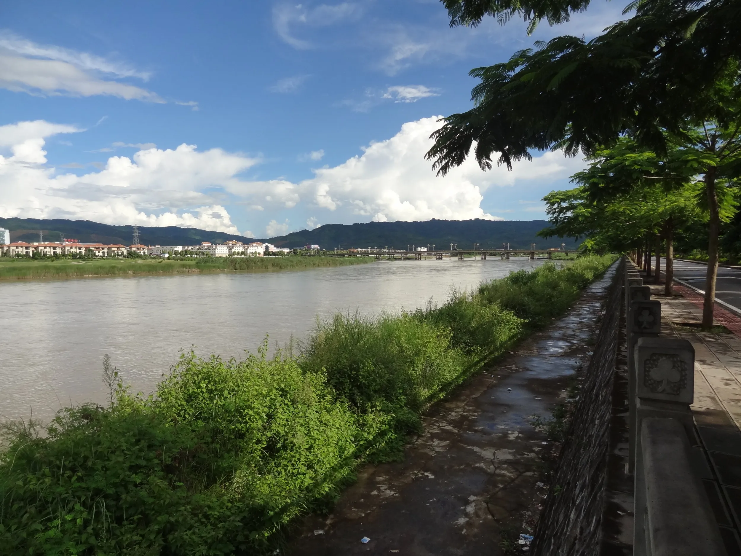 瑞麗江と姐告貿易地区の風景
