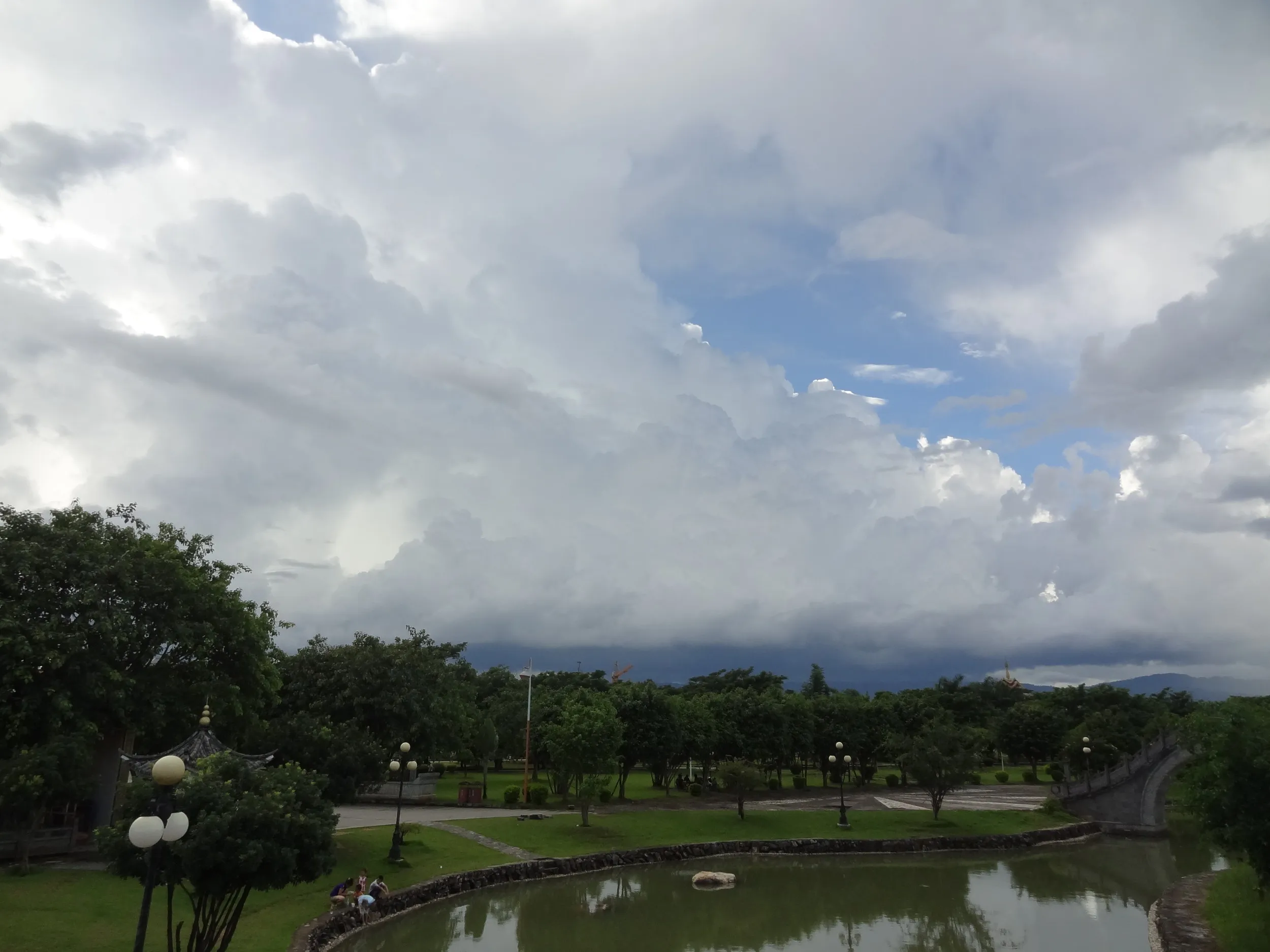 瑞麗江広場と沸き上がる雲