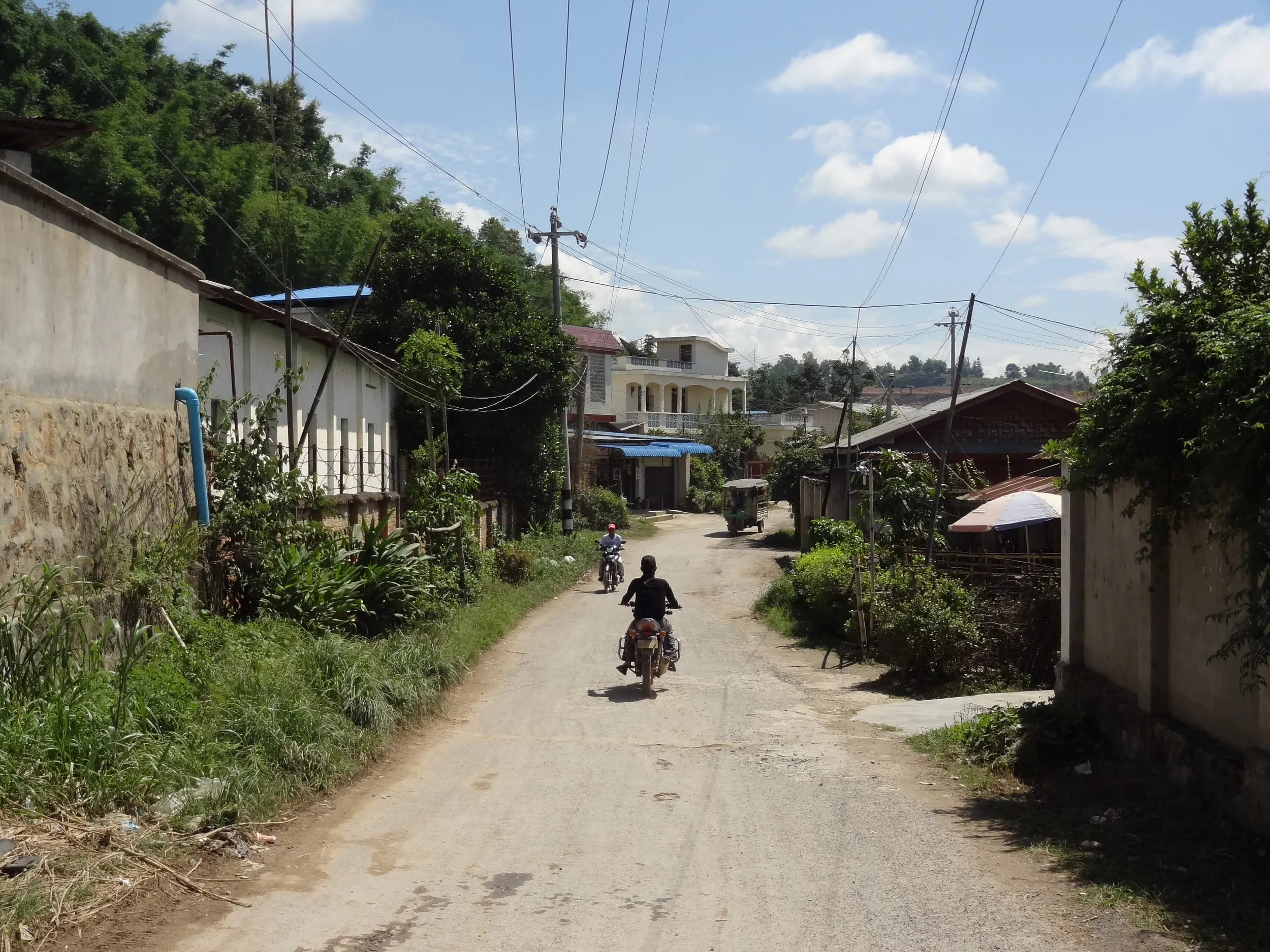 未舗装の道路とバイク