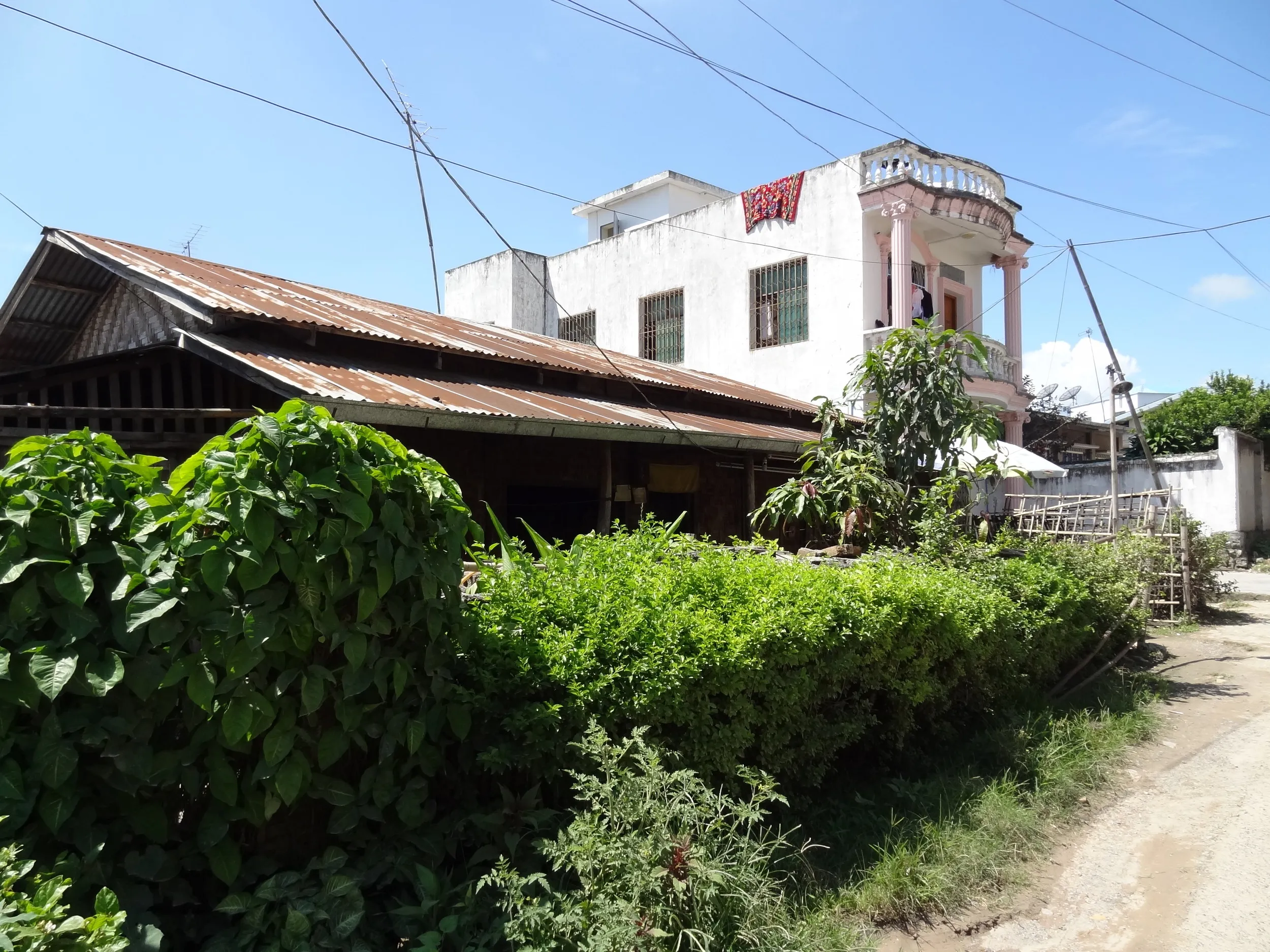 トタン屋根の家
