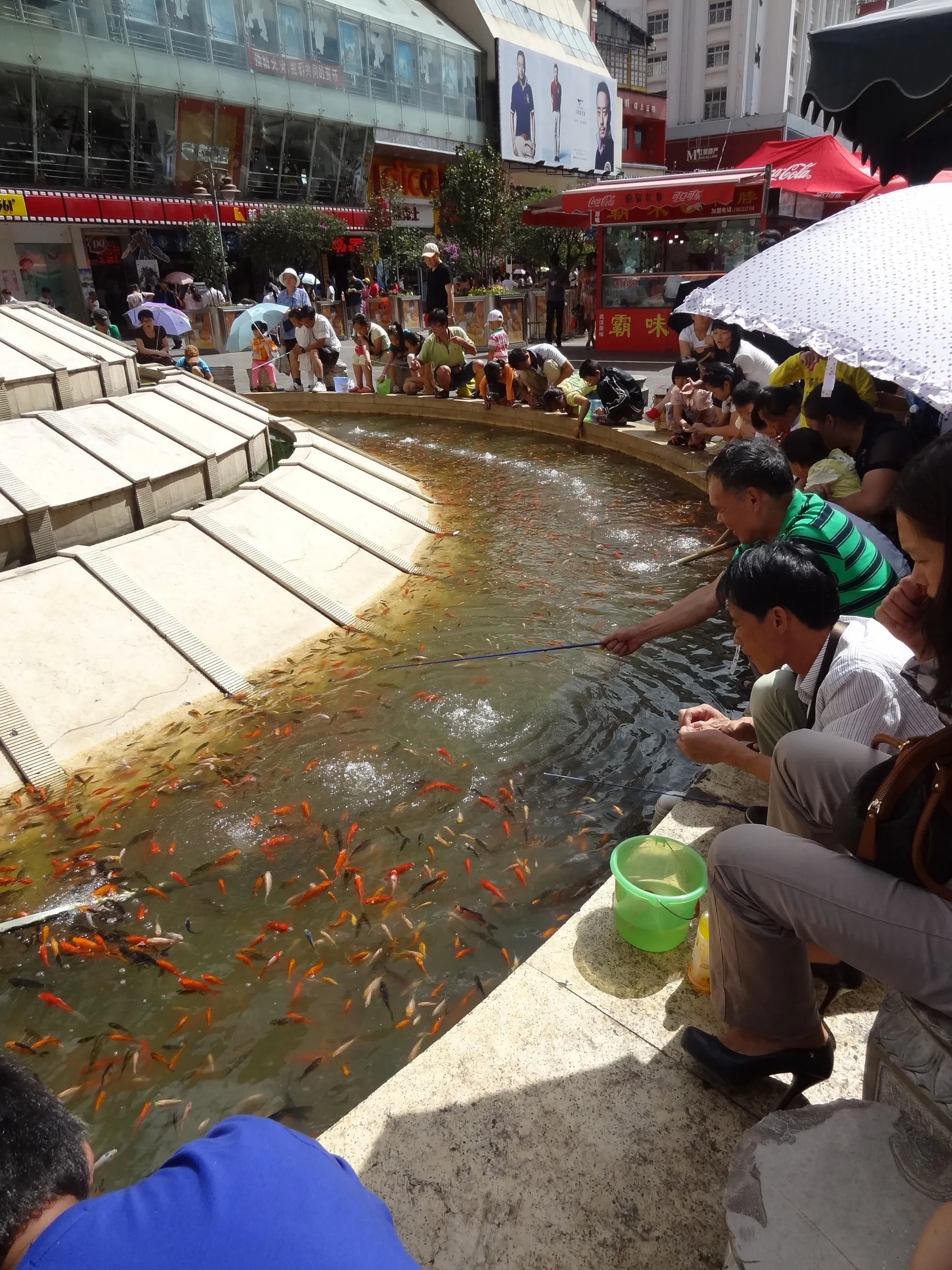 金魚釣りをする人々