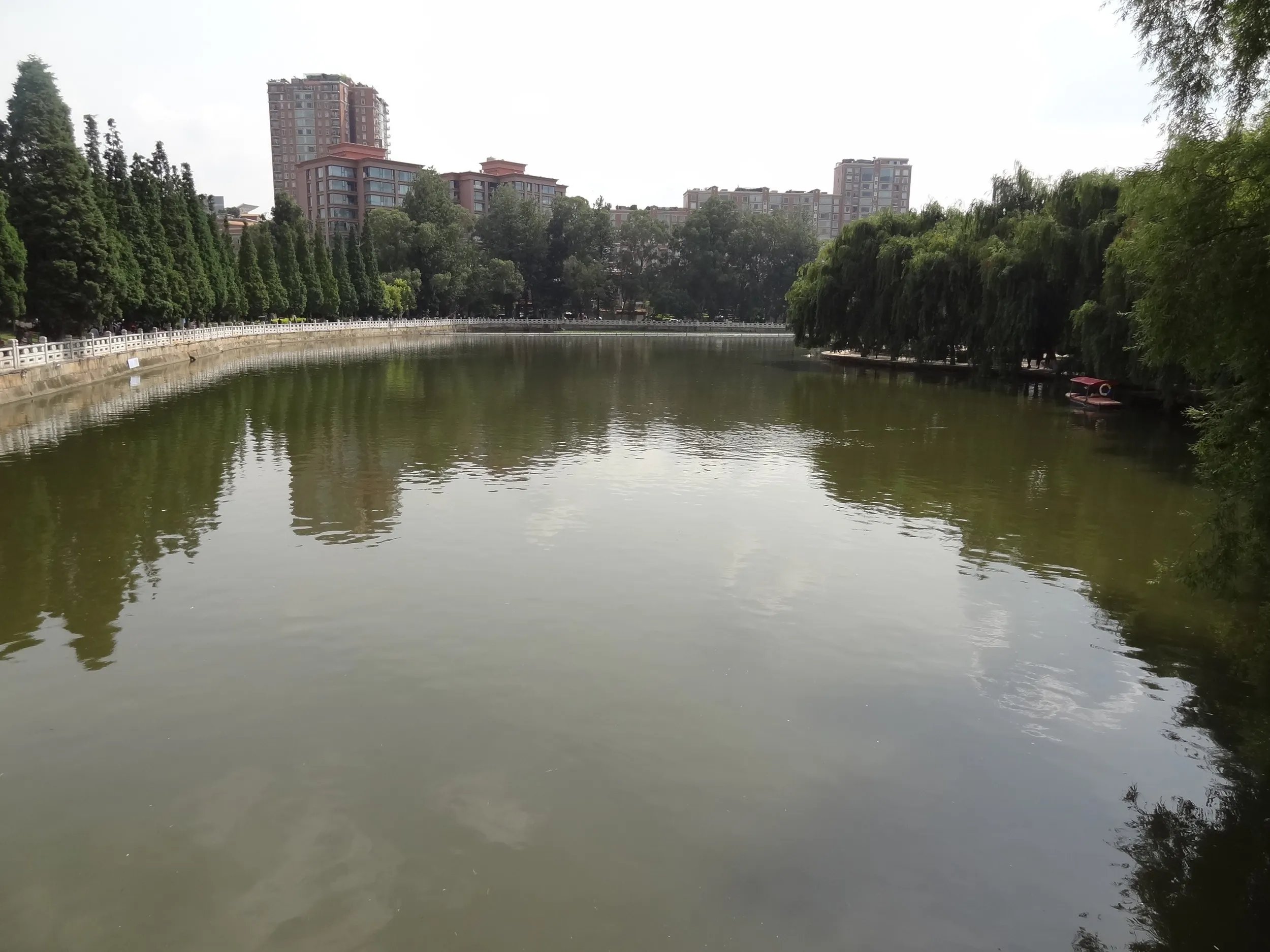 湖畔の風景