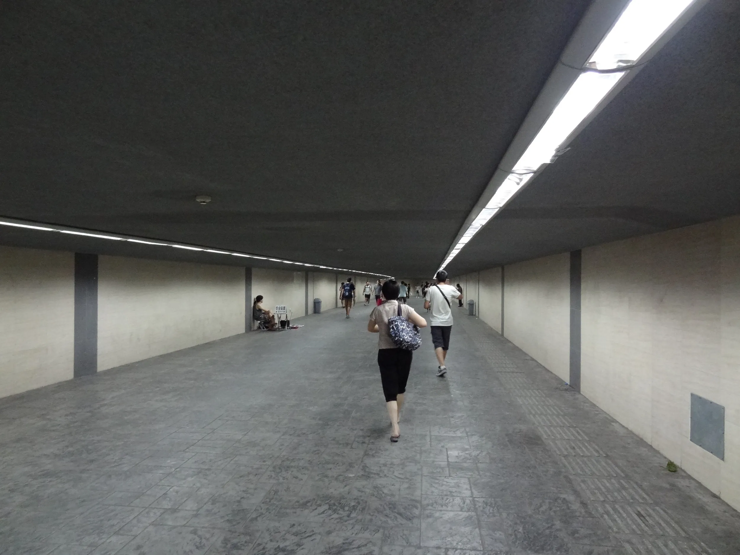 西直門付近の地下道