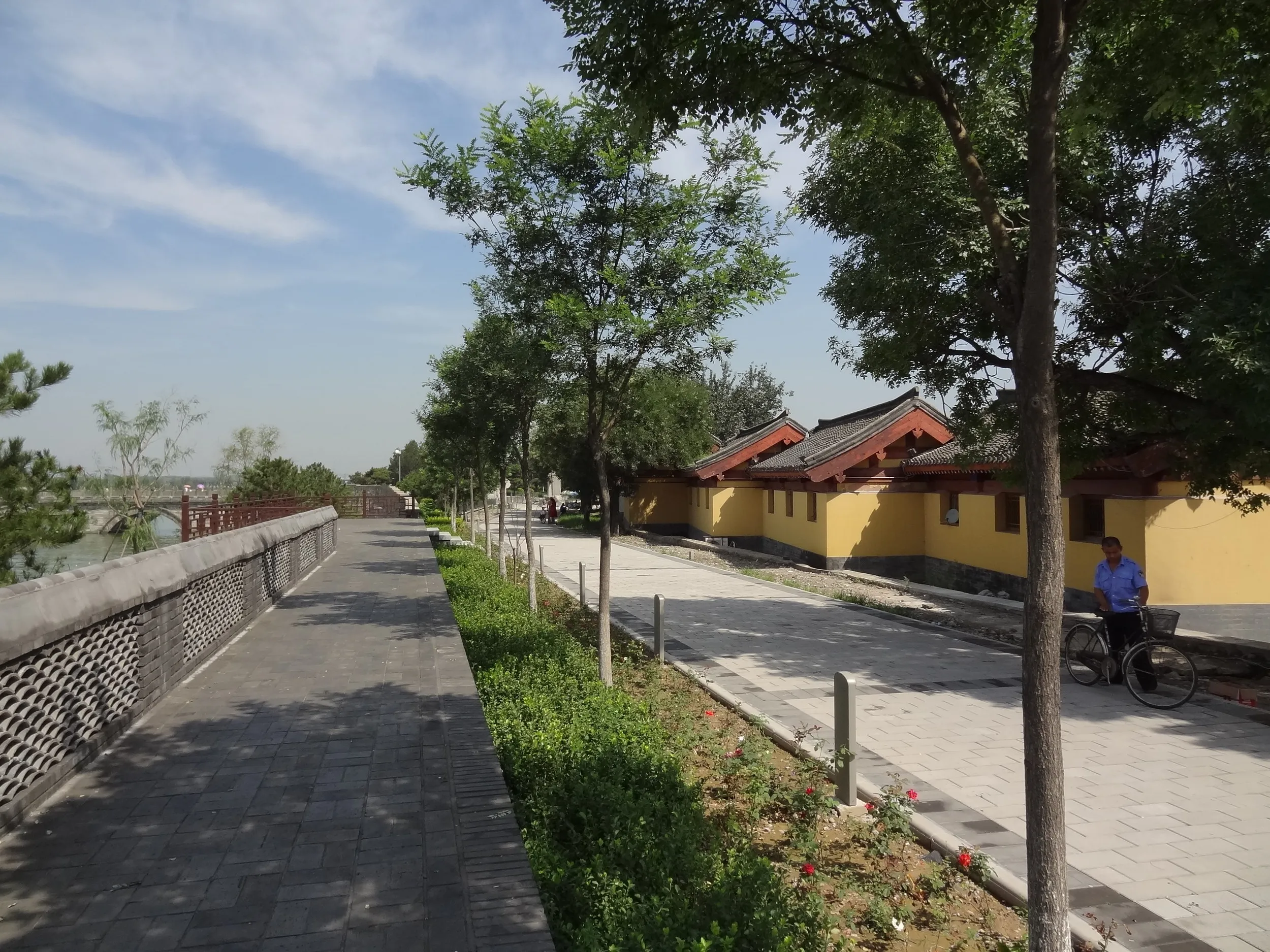 河畔の歩道