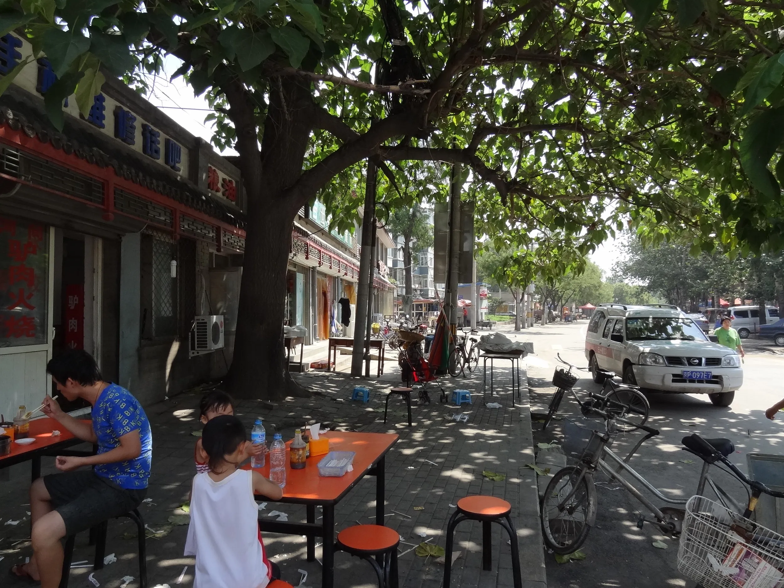 東側の路上食堂