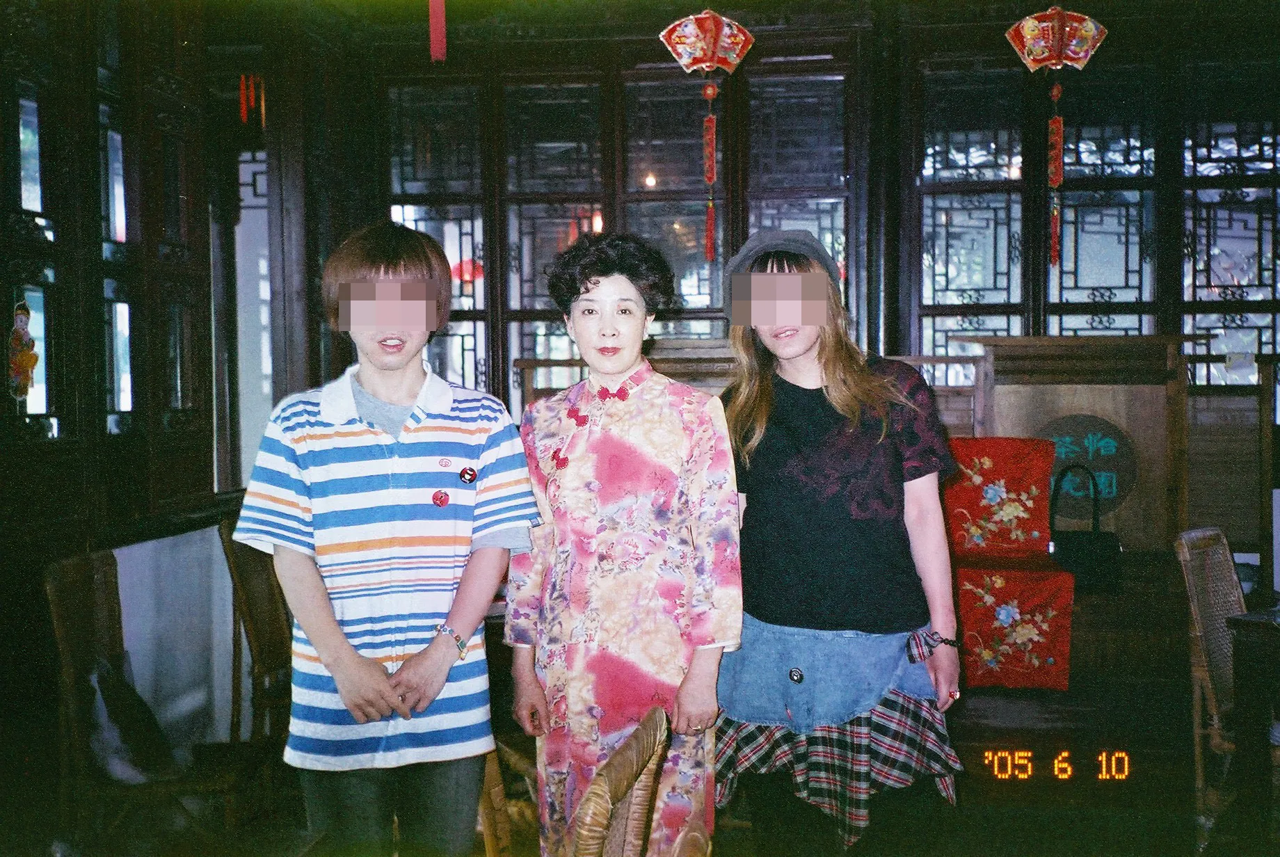 中国旅行記@拙政園の二胡演奏者、観光客と写真撮影。