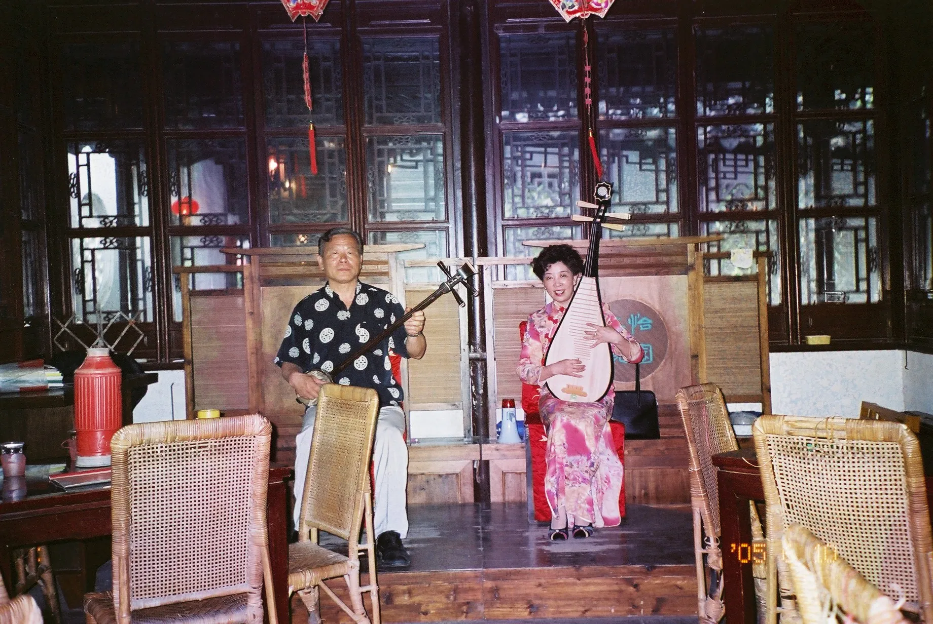 中国旅行記@蘇州の拙政園の二胡演奏者の二人