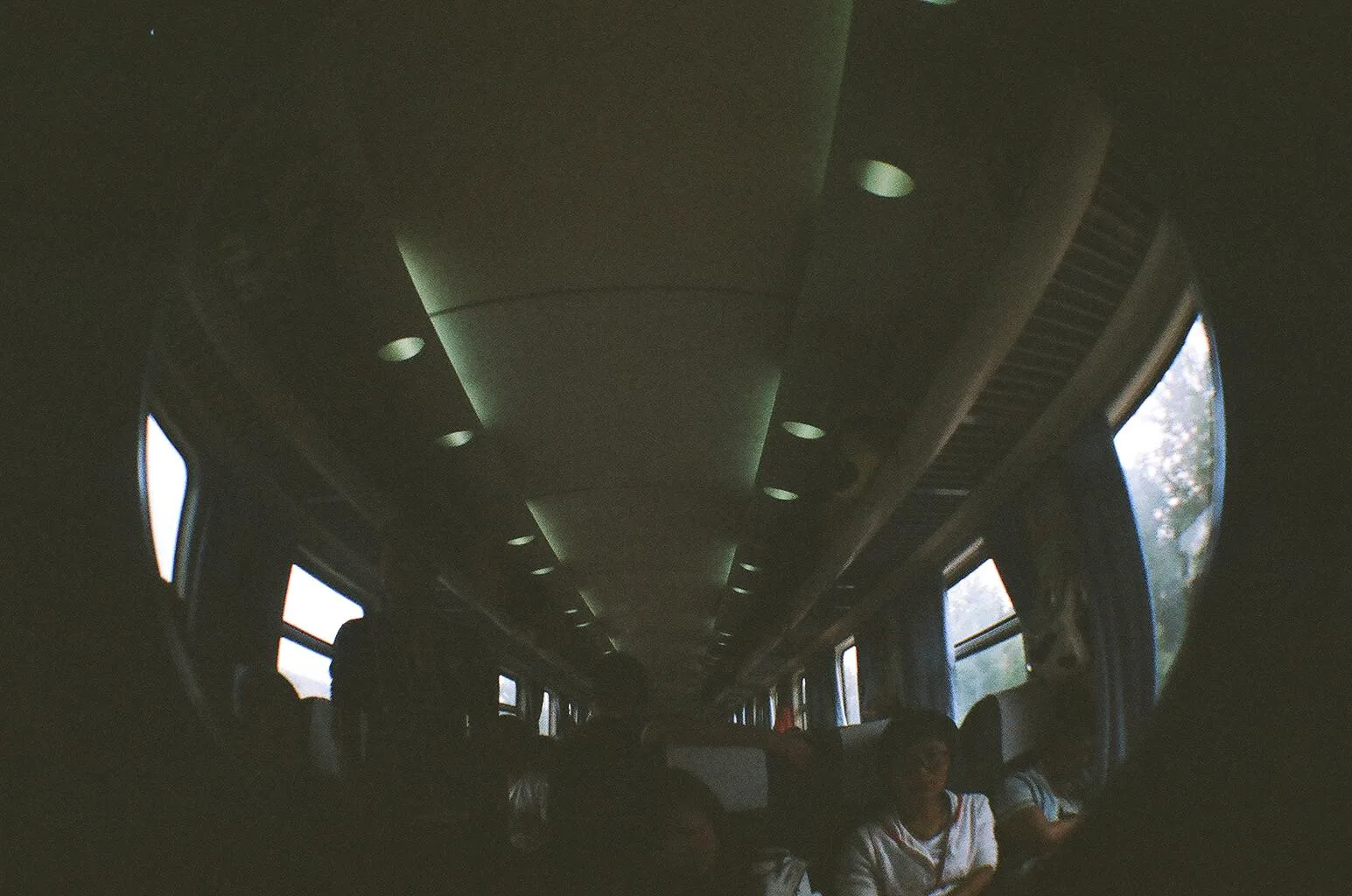 二等座席の車両内の様子をLomo Fisheye2で撮影