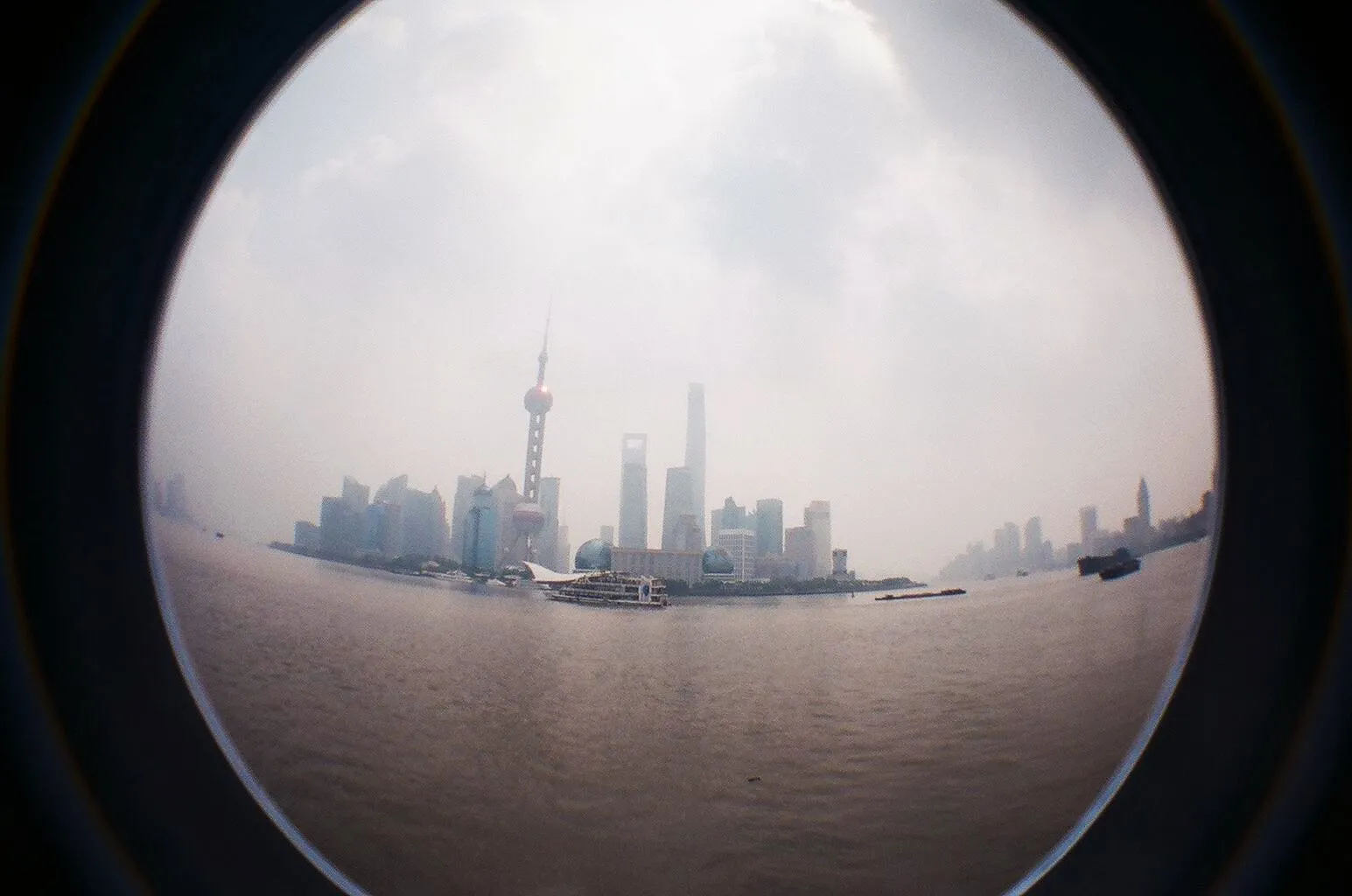 黄浦江と金融地区をLomo Fisheye2で撮影