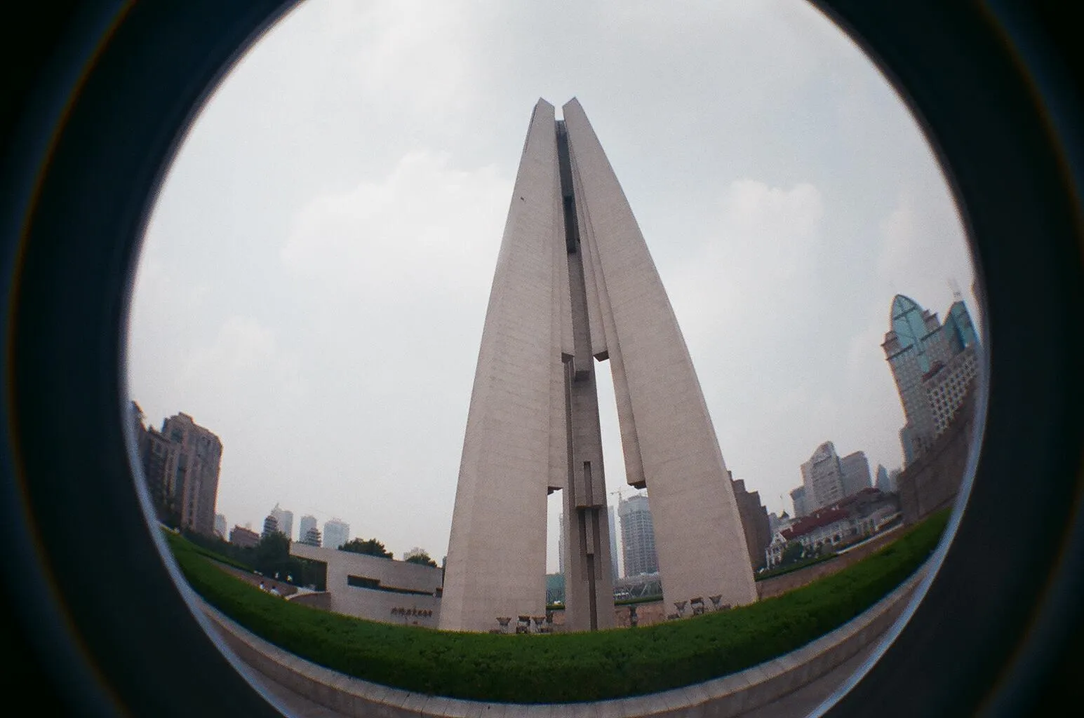 上海市人民英雄記念塔をLomo Fisheye2で撮影